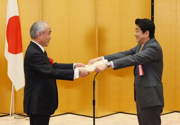 安倍总理在总理大臣官邸出席了第2届日本风险企业大奖表彰仪式。
