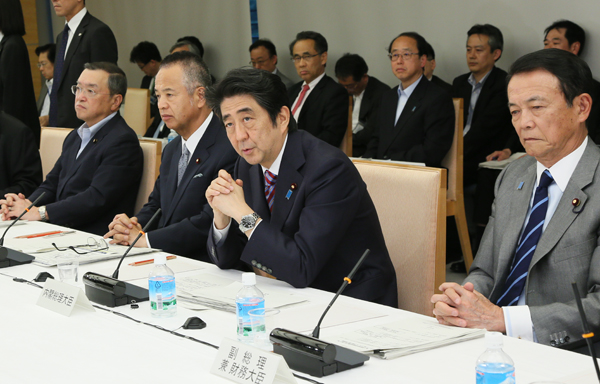 安倍总理在总理大臣官邸召开了2015年第7次经济财政咨询会议。