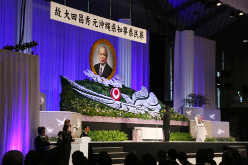 安倍总理出席了在冲绳县举行的已故前冲绳县知事大田昌秀县民追悼会。