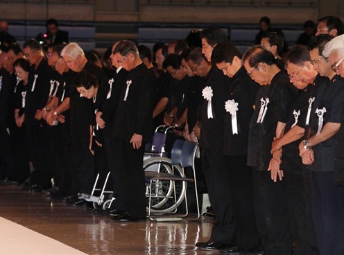安倍总理出席了在冲绳县举行的已故前冲绳县知事大田昌秀县民追悼会。