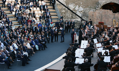 安倍总理为了出席G7陶尔米纳峰会访问了意大利共和国。