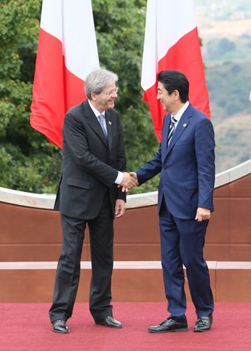 安倍总理为了出席G7陶尔米纳峰会访问了意大利共和国。