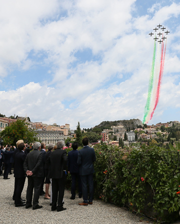 安倍总理为了出席G7陶尔米纳峰会访问了意大利共和国。