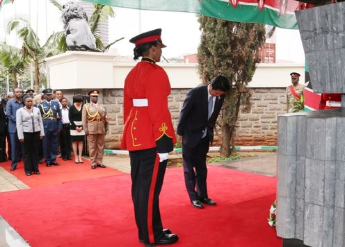 安倍总理为了出席TICAD VI（第六届非洲开发会议）等，访问了肯尼亚共和国的内罗毕。