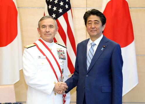 安倍总理在总理大臣官邸接受了美利坚合众国太平洋司令部司令哈里・哈里斯的拜会。