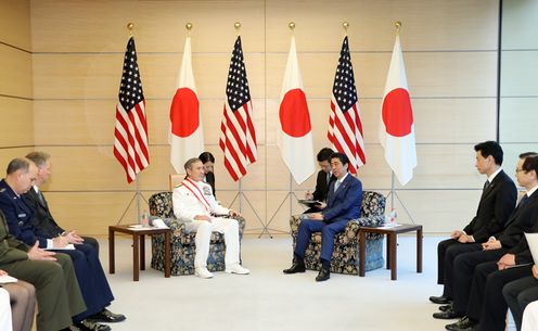 安倍总理在总理大臣官邸接受了美利坚合众国太平洋司令部司令哈里・哈里斯的拜会。