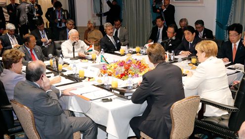 安倍总理访问了美利坚合众国的纽约。