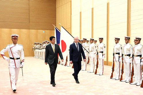安倍总理在总理大臣官邸与捷克共和国总理博胡斯拉夫·索博特卡举行了首脑会谈等。