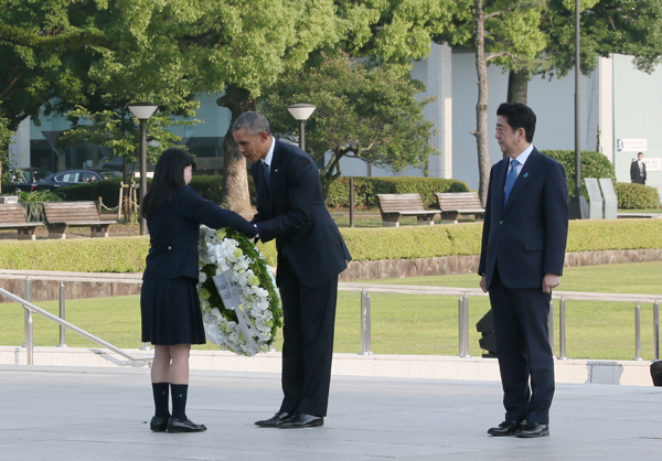 安倍总理与美利坚合众国总统贝拉克・奥巴马一同访问了广岛县广岛市的和平纪念公园。