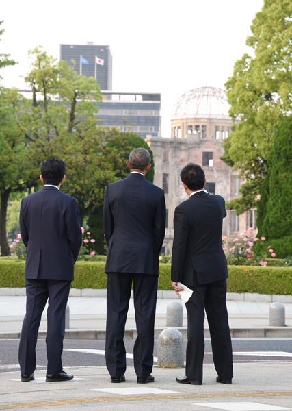 安倍总理与美利坚合众国总统贝拉克・奥巴马一同访问了广岛县广岛市的和平纪念公园。