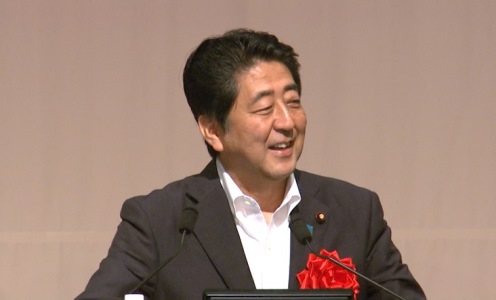 安倍总理出席了在福冈县福冈市举行的第1次“一亿总活跃・地方创生全国大会in九州”，并发表了演讲。
