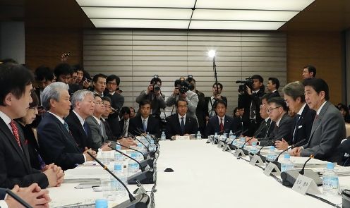 安倍总理在总理大臣官邸召开了第4次未来投资会议。