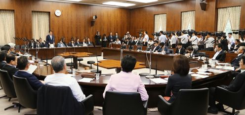 安倍总理出席了参议院农林水产委员会。
