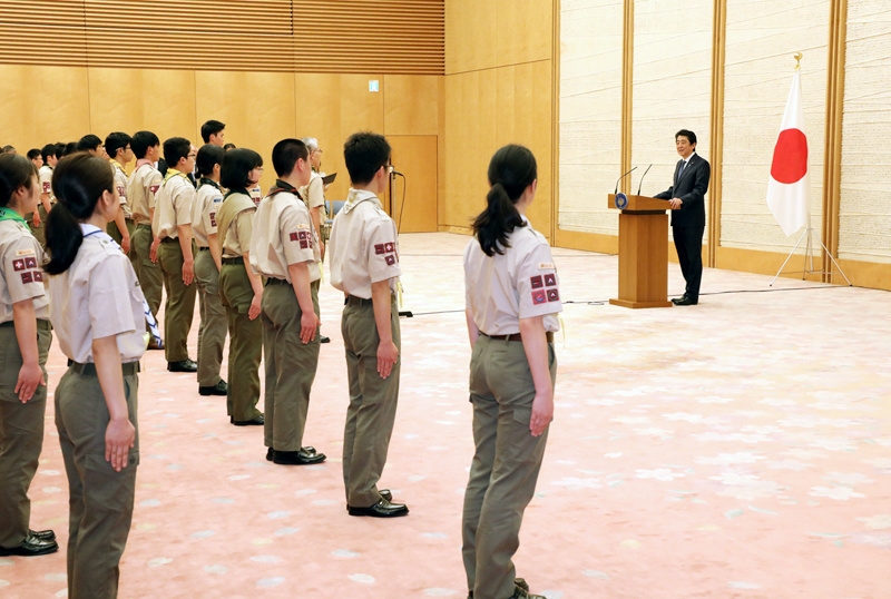 安倍总理接受了富士童子军代表的拜访。