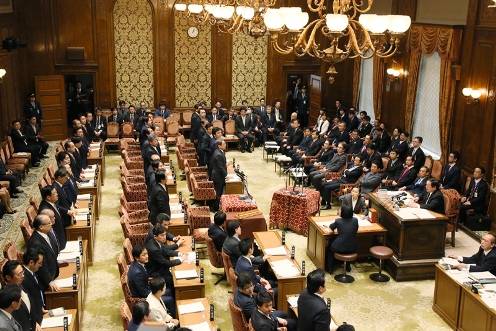 安倍总理出席了众议院预算委员会以及全体会议。