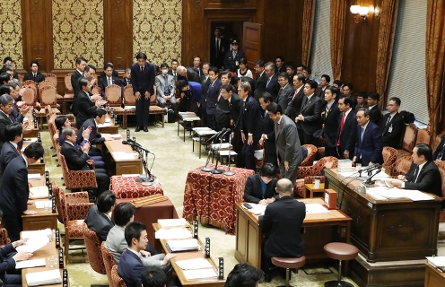 安倍总理出席了众议院预算委员会以及全体会议。