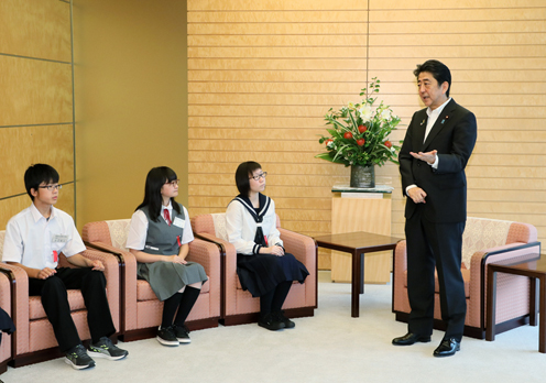 安倍总理在总理大臣官邸接受了北方青少年的拜访。