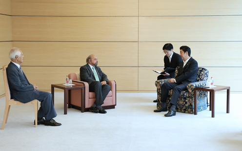 安倍总理在总理大臣官邸接受了国际法院院长龙尼·亚伯拉罕的拜会。