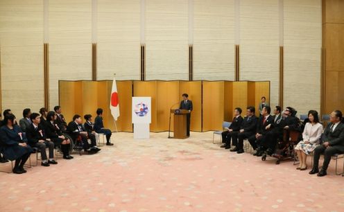 安倍总理在总理大臣官邸举行了伊势志摩峰会・会徽发表及表彰仪式。