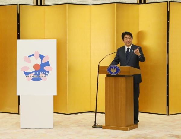安倍总理在总理大臣官邸举行了伊势志摩峰会・会徽发表及表彰仪式。
