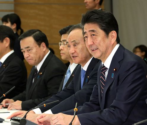 安倍总理在总理大臣官邸出席了有关每月例行经济报告等的相关阁僚会议。