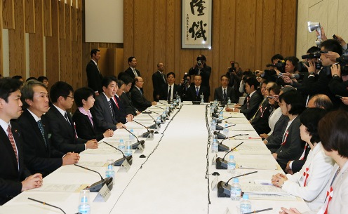 安倍总理在总理大臣官邸出席了第6次规制改革推进会议。