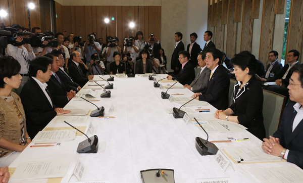 安倍总理在总理大臣官邸召开了第3次儿童贫困对策会议。