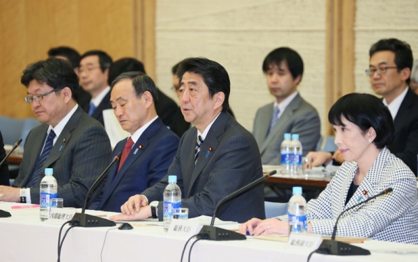 安倍总理在总理大臣官邸出席了政府主办的全国都道府县知事会议。