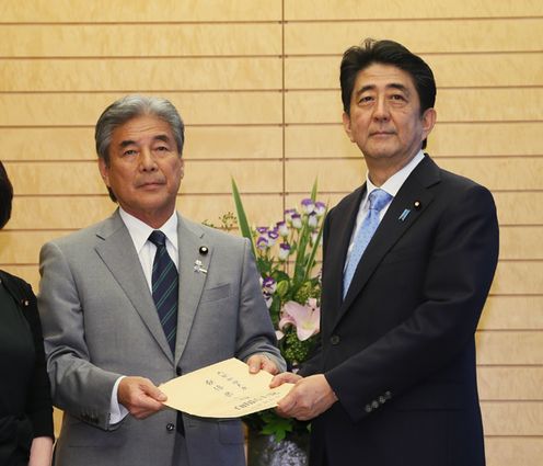 安倍总理在总理大臣官邸接受了自由民主党“旨在恢复日本名誉和信赖的特命委员会”的要求。
