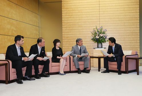 安倍总理在总理大臣官邸接受了自由民主党“旨在恢复日本名誉和信赖的特命委员会”的要求。