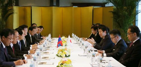 安倍总理与G7伊势志摩峰会扩大会议受邀国举行了首脑会谈等。