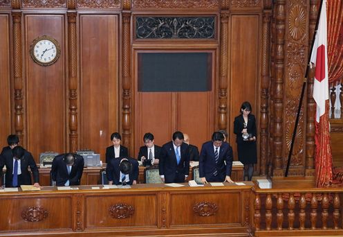 安倍总理出席了参议院预算委员会、参议院财务金融委员会及全体会议。