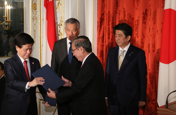 安倍总理在迎宾馆赤坂离宫与新加坡共和国总理李显龙举行了首脑会谈等。