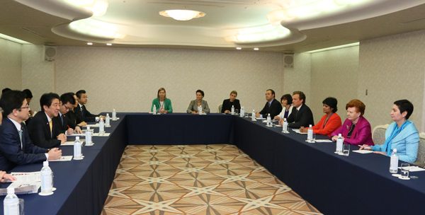 安倍总理出席了在东京都内召开的“为实现女性绽放光彩社会的国际论坛” World Assembly for Women in Tokyo(WAW! Tokyo 2015)等。