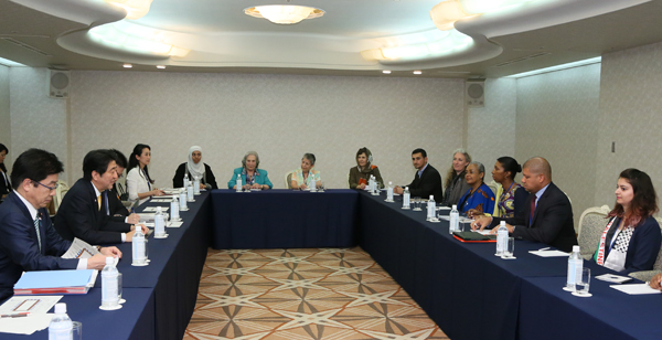 安倍总理出席了在东京都内召开的“为实现女性绽放光彩社会的国际论坛” World Assembly for Women in Tokyo(WAW! Tokyo 2015)等。