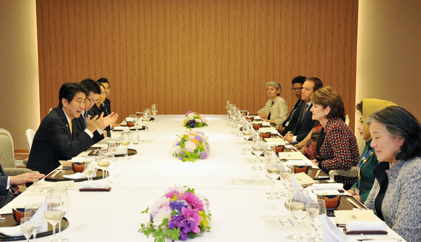 安倍总理出席了在东京都内召开的“为实现女性绽放光彩社会的国际论坛” World Assembly for Women in Tokyo(WAW! Tokyo 2015)等。