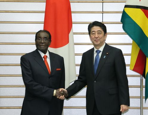 安倍总理在总理大臣官邸与津巴布韦共和国罗伯特·加布里埃尔·穆加贝总统举行了首脑会谈等。