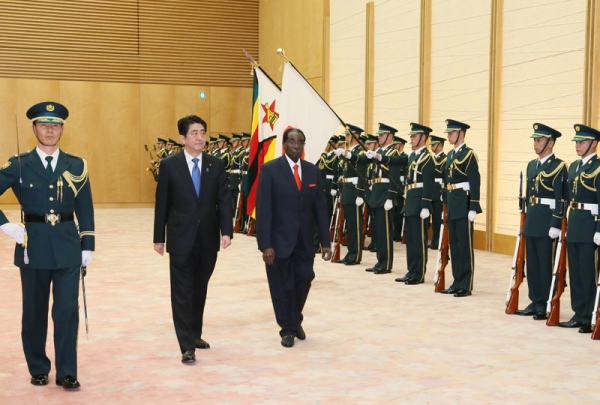 安倍总理在总理大臣官邸与津巴布韦共和国罗伯特·加布里埃尔·穆加贝总统举行了首脑会谈等。