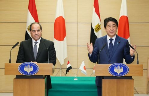安倍总理在总理大臣官邸与阿拉伯埃及共和国的阿卜杜勒法塔赫·塞西总统举行了首脑会谈等。
