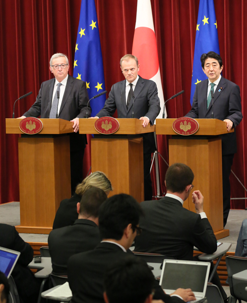 安倍总理在总理大臣官邸举行了日本与欧盟的定期首脑磋商。