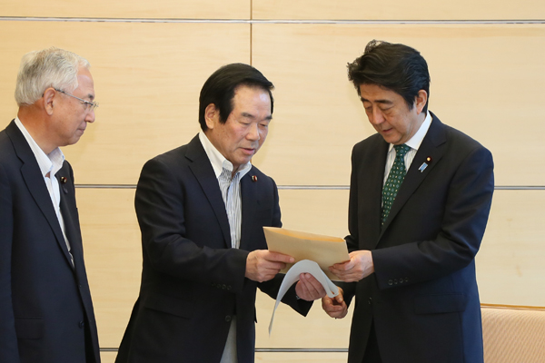安倍总理在总理大臣官邸接收了执政党东日本大地震复兴加速化本部递交的提议书。