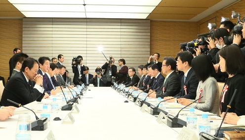 安倍总理在总理大臣官邸召开了第4次“工作方式改革实现会议”。