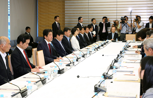 安倍总理在总理大臣官邸召开了第12次城镇・居民・工作创生会议。