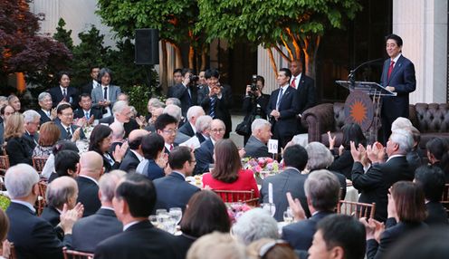 安倍总理参加日美相关人员晚宴