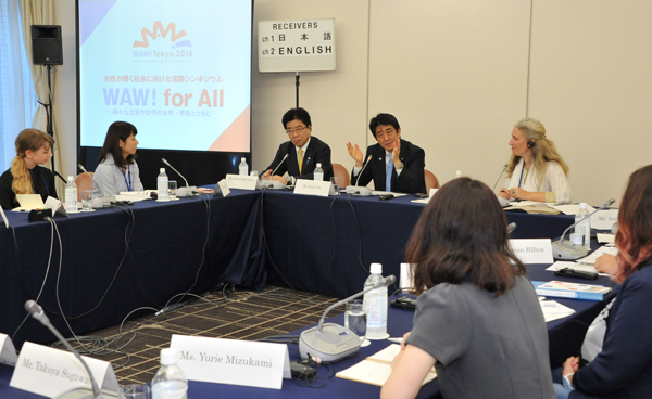 安倍总理继续出席在东京都内召开的“为实现女性绽放光彩社会的国际论坛” World Assembly for Women in Tokyo(WAW! Tokyo 2015)等。