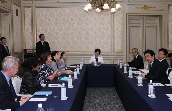 安倍总理继续出席在东京都内召开的“为实现女性绽放光彩社会的国际论坛” World Assembly for Women in Tokyo(WAW! Tokyo 2015)等。