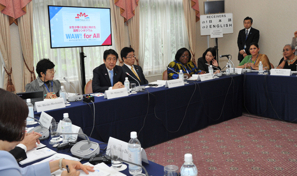 安倍总理继续出席在东京都内召开的“为实现女性绽放光彩社会的国际论坛” World Assembly for Women in Tokyo(WAW! Tokyo 2015)等。