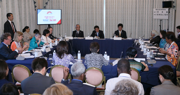 安倍总理继续出席在东京都内召开的“为实现女性绽放光彩社会的国际论坛” World Assembly for Women in Tokyo(WAW! Tokyo 2015)等。