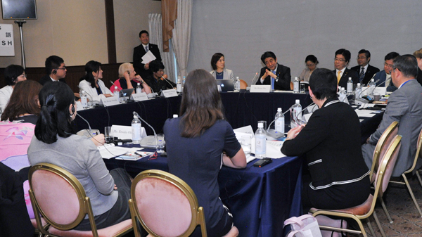 安倍总理继续出席在东京都内召开的“为实现女性绽放光彩社会的国际论坛” World Assembly for Women in Tokyo(WAW! Tokyo 2015)等。