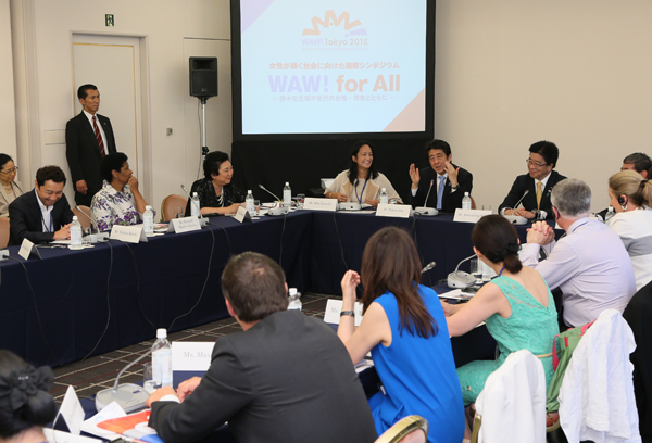 安倍总理继续出席在东京都内召开的“为实现女性绽放光彩社会的国际论坛” World Assembly for Women in Tokyo(WAW! Tokyo 2015)等。